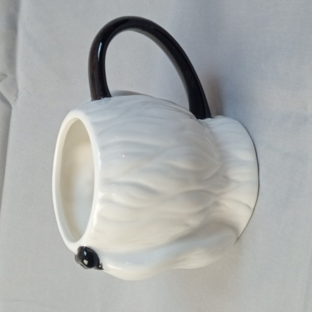 🏠 White and Black Dog-Shaped Mug - Picture 3 of 5